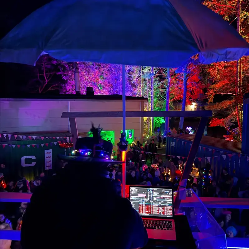 Scène et public d’un événement de nuit